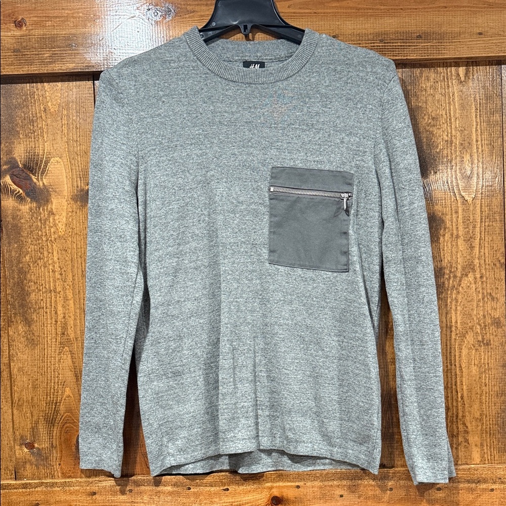 H&M light gray sweater with zipper pocket‎ Size Medium